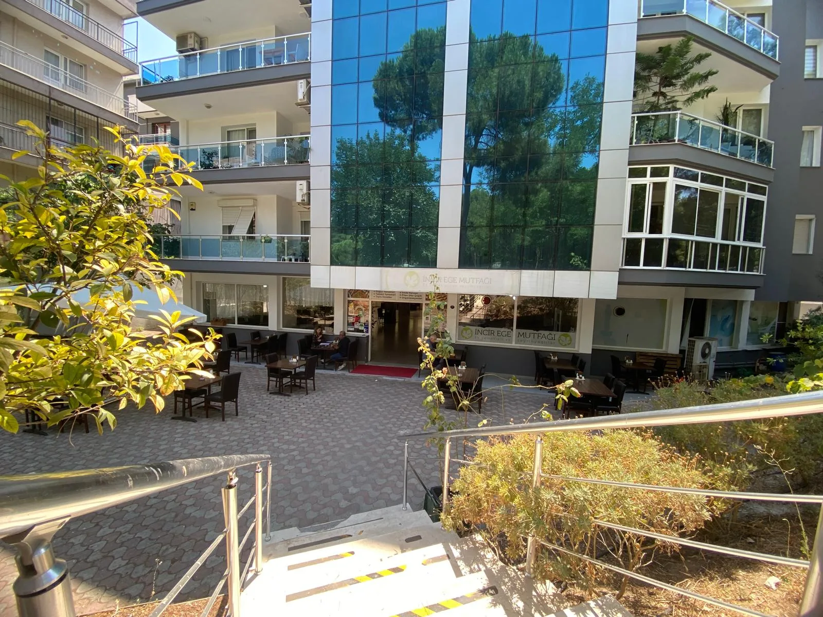 BUCA ÇEVİKBİR MEYDANI’NDA DEVREN KİRALIK | 400 m² HAZIR KURULU EV YEMEKLERİ & CATERING İŞLETMESİ