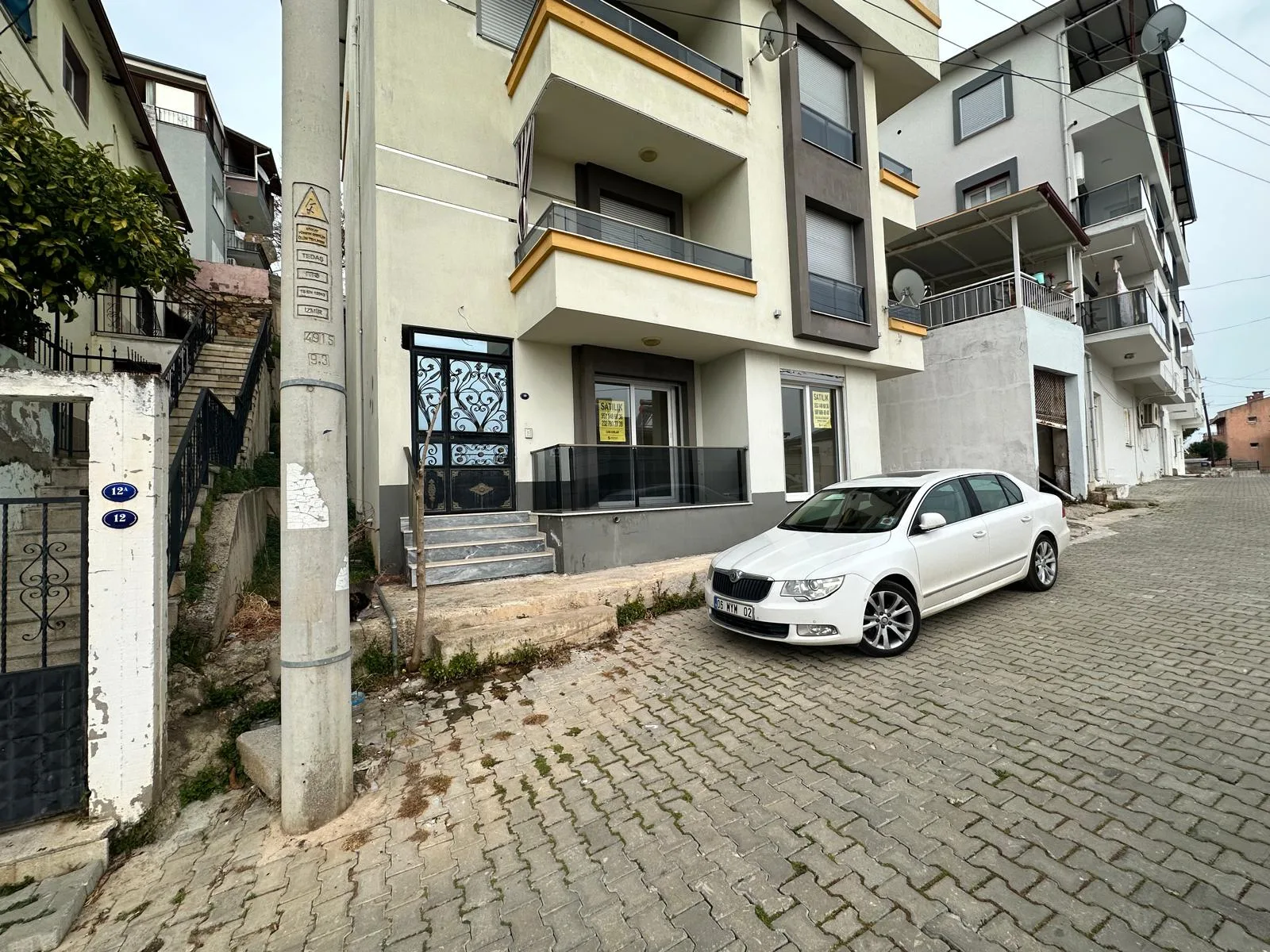 GÜMÜLDÜR DE, SALON MUTFAK AYRI OTOPARKLI 2+1 110 M2 GİRİŞ KATI DAİRE